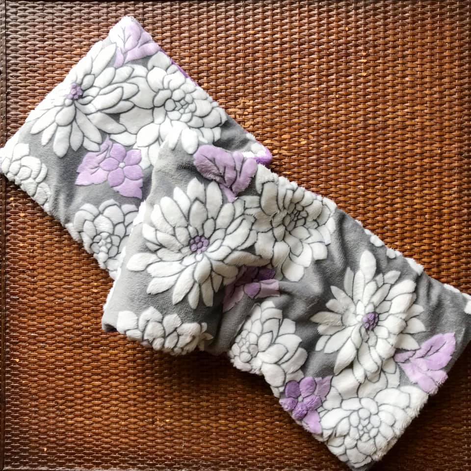 28" long heatable and freezable spa wrap with a gray background fabric with white and purple flowers