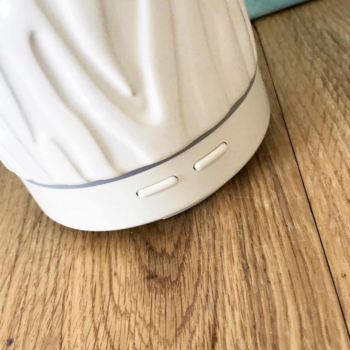This electric ceramic essential oil diffuser has 2 button controls on the base to control the color changing light feature, turn the unit on/off, and change between continuous and intermittent diffusion.